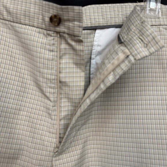 Izod Golf Men’s Size 40 Beige Check Stretch Flat-Front Chino Shorts - Picture 4 of 7